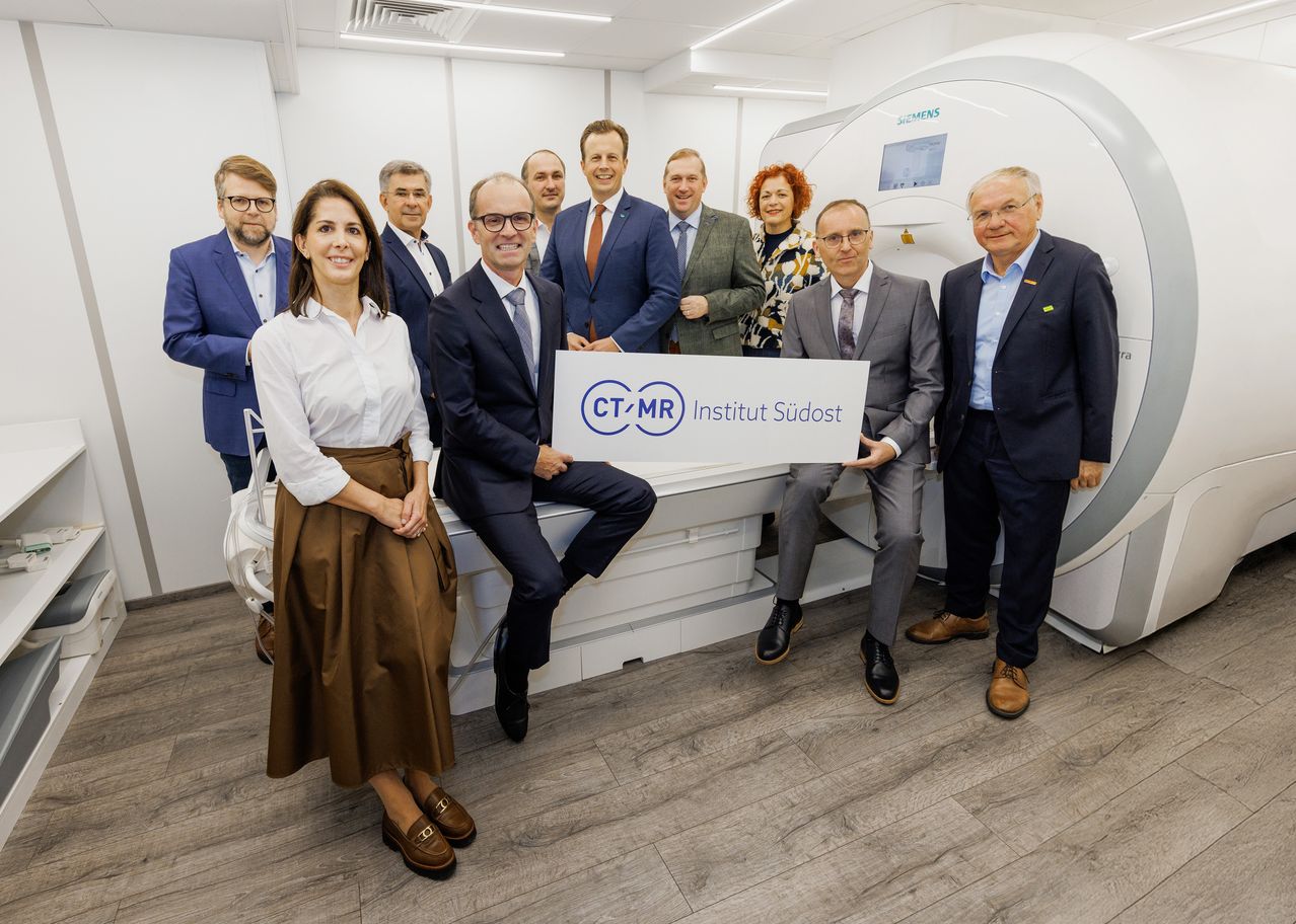 Bild enthält, Groupshot, Person, Adult, Female, Woman, Male, Man, Suit, Shoe, Coat