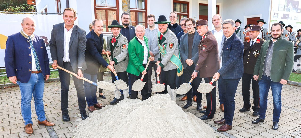 Bild enthält, Jeans, Groupshot, Person, Adult, Male, Man, Coat, Shovel, Face, Tie