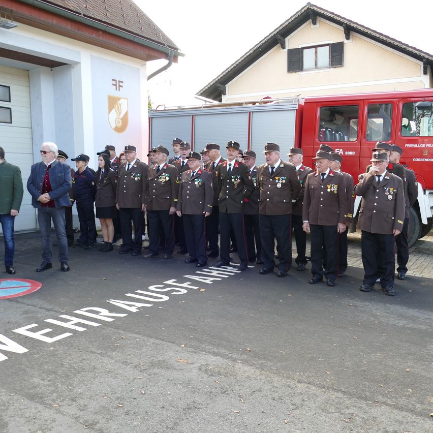 Bild enthält, People, Person, Adult, Male, Man, Jeans, Coat, Fire Station, Fire Truck, Wheel