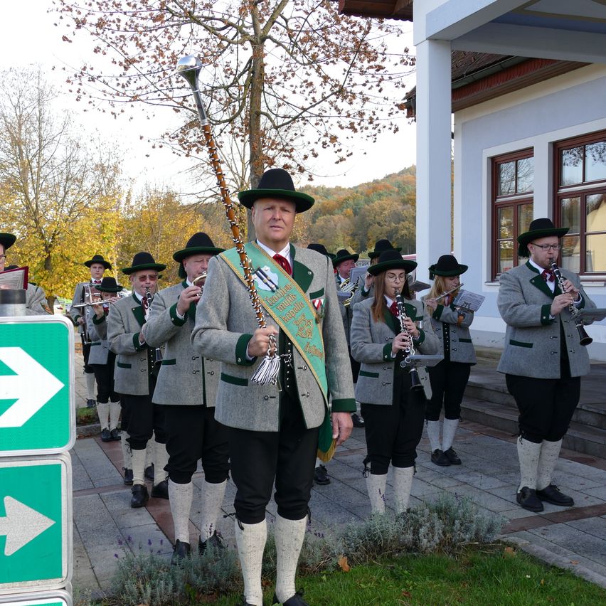 Bild enthält, People, Person, Coat, Adult, Female, Woman, Male, Man, Hat, Costume
