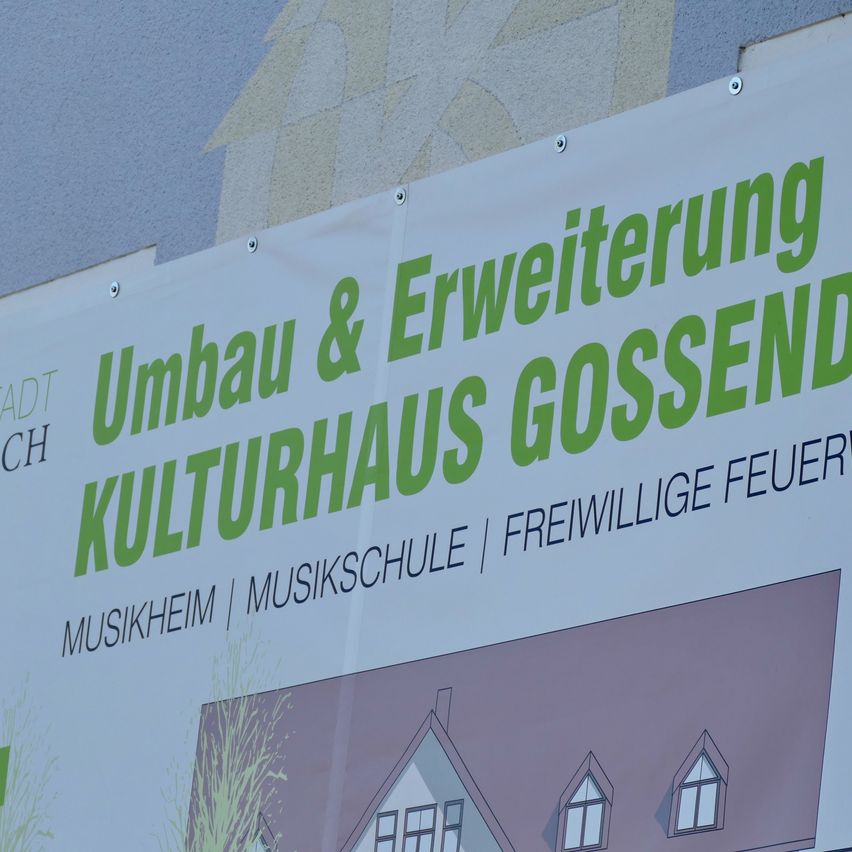 Bild enthält, Advertisement, Text, Banner, Sign, Symbol, Architecture, Building
