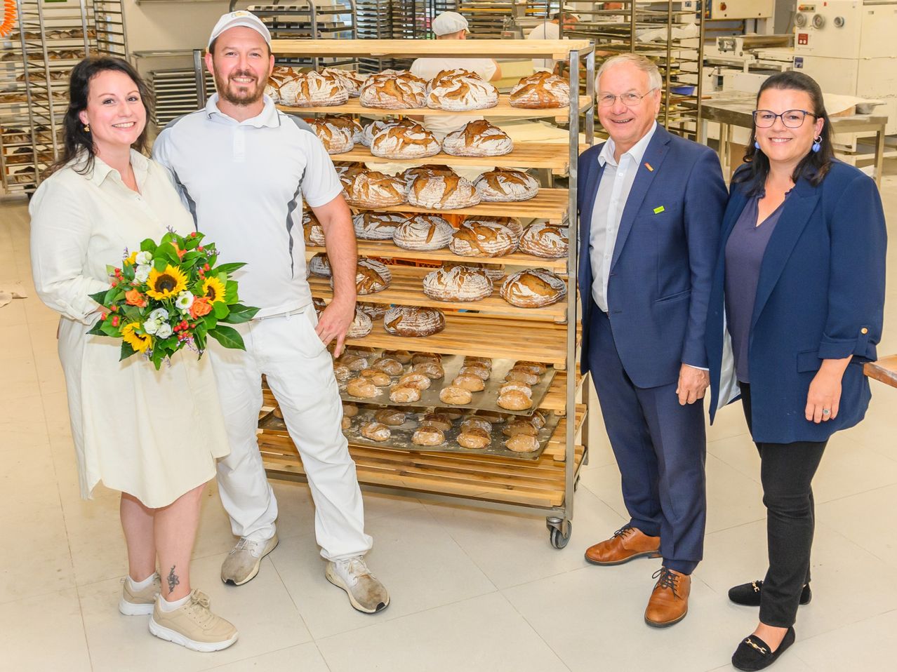 Bild enthält, Flower, Flower Arrangement, Flower Bouquet, Coat, Person, Adult, Female, Woman, Male, Man