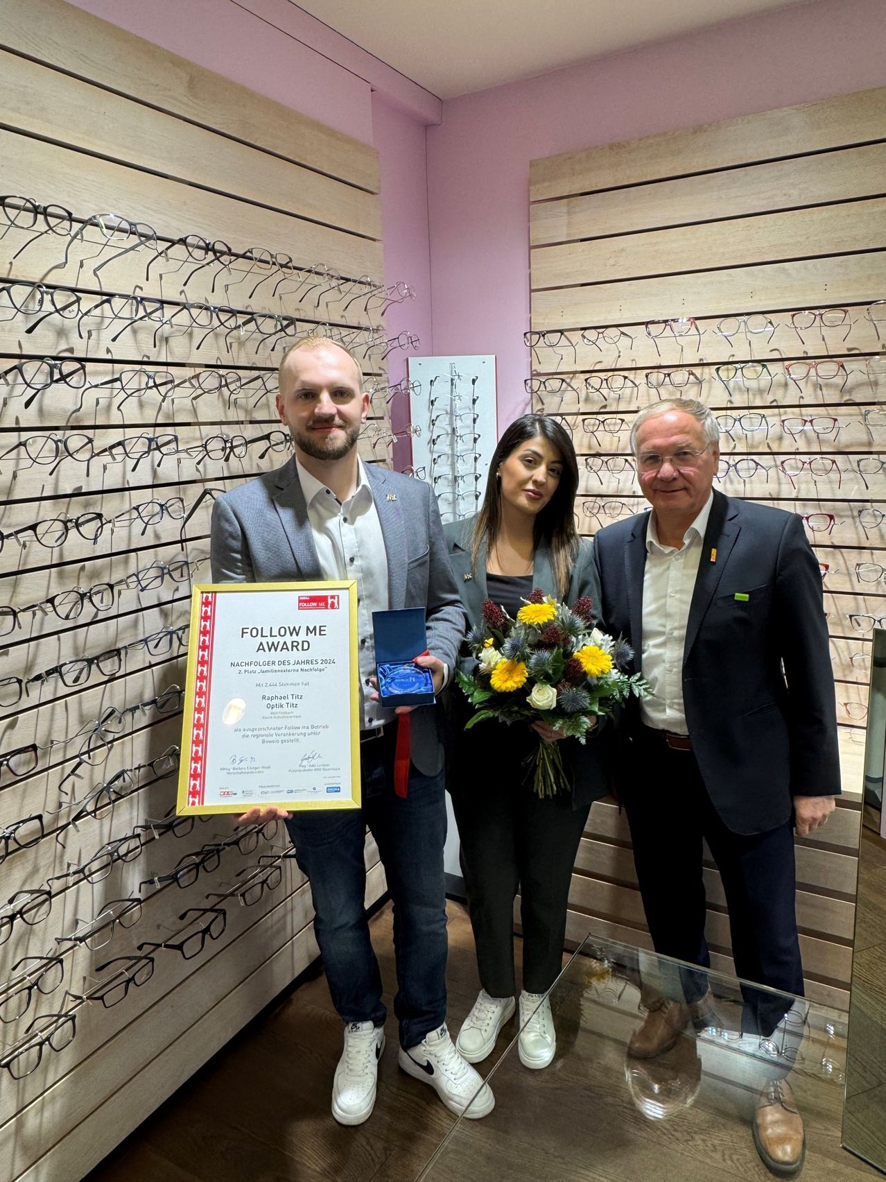 Bild enthält, Flower, Flower Arrangement, Flower Bouquet, Blazer, Coat, Jacket, Pants, Photography, Portrait, Rose