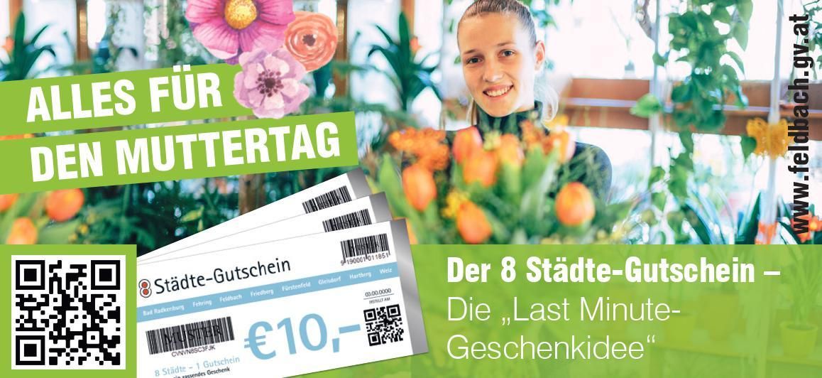 Eine lächelnde Frau hält zwischen Blumen zwei Geschenkgutscheine. Die Gutscheine kosten 10 Euro und sind für den Muttertag. Der Text lautet 'Last Minute Geschenkidee'.
