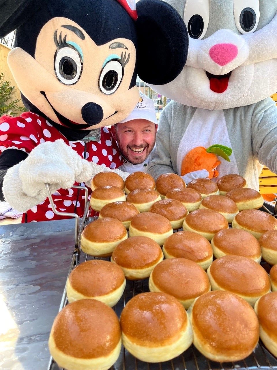 Bild enthält, Shop, Bread, Food, Face, Head, Person, Photography, Portrait, Toy