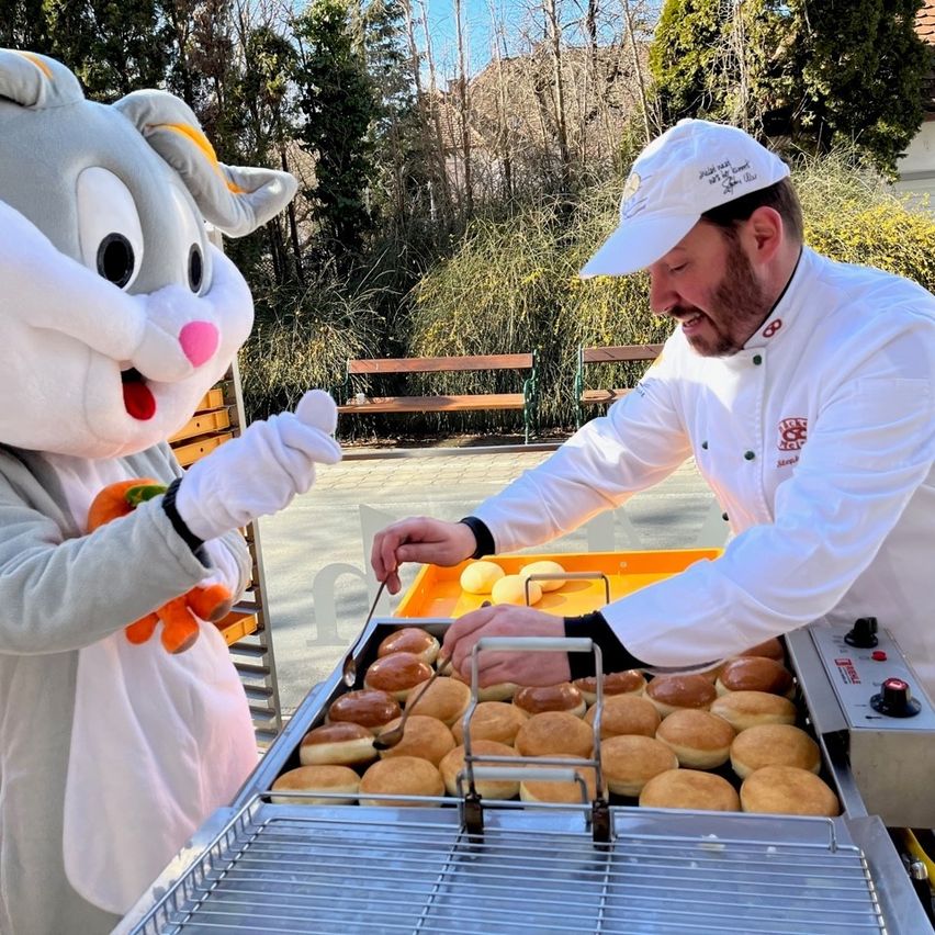 Bild enthält, Toy, Adult, Male, Man, Person, Shop, Bakery, Bench, Furniture, Face
