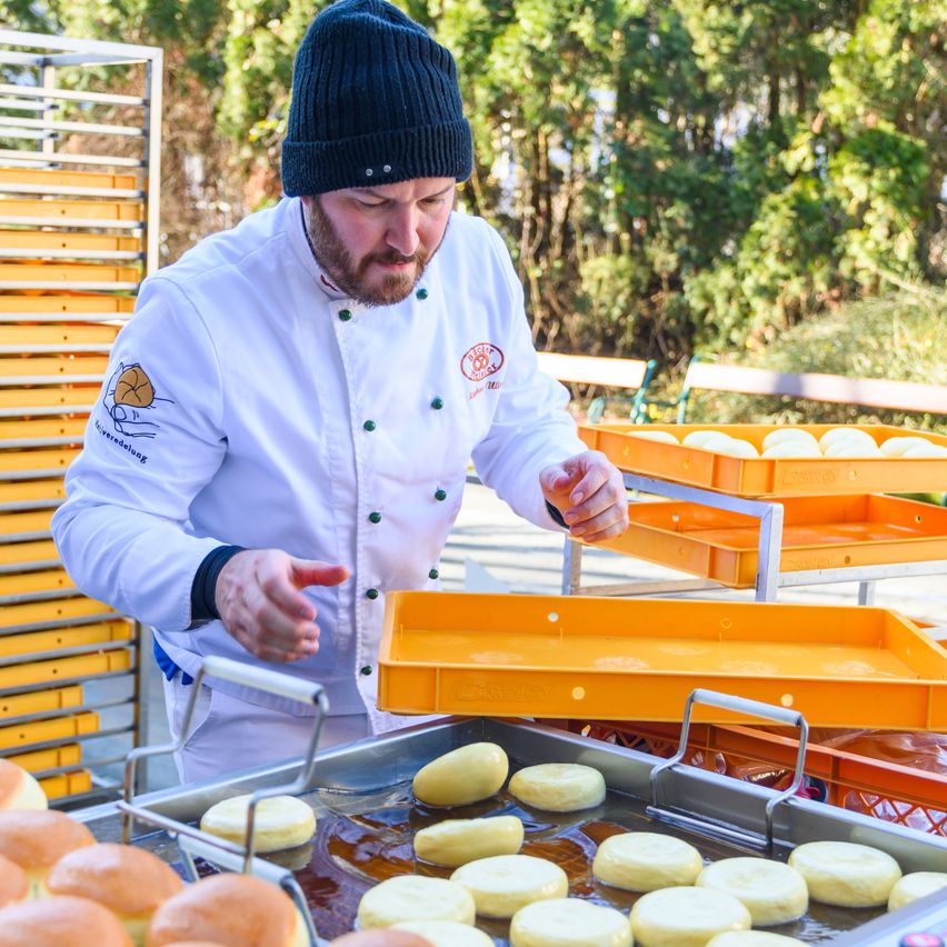 Bild enthält, Shop, Adult, Male, Man, Person, Bakery, Face, Head