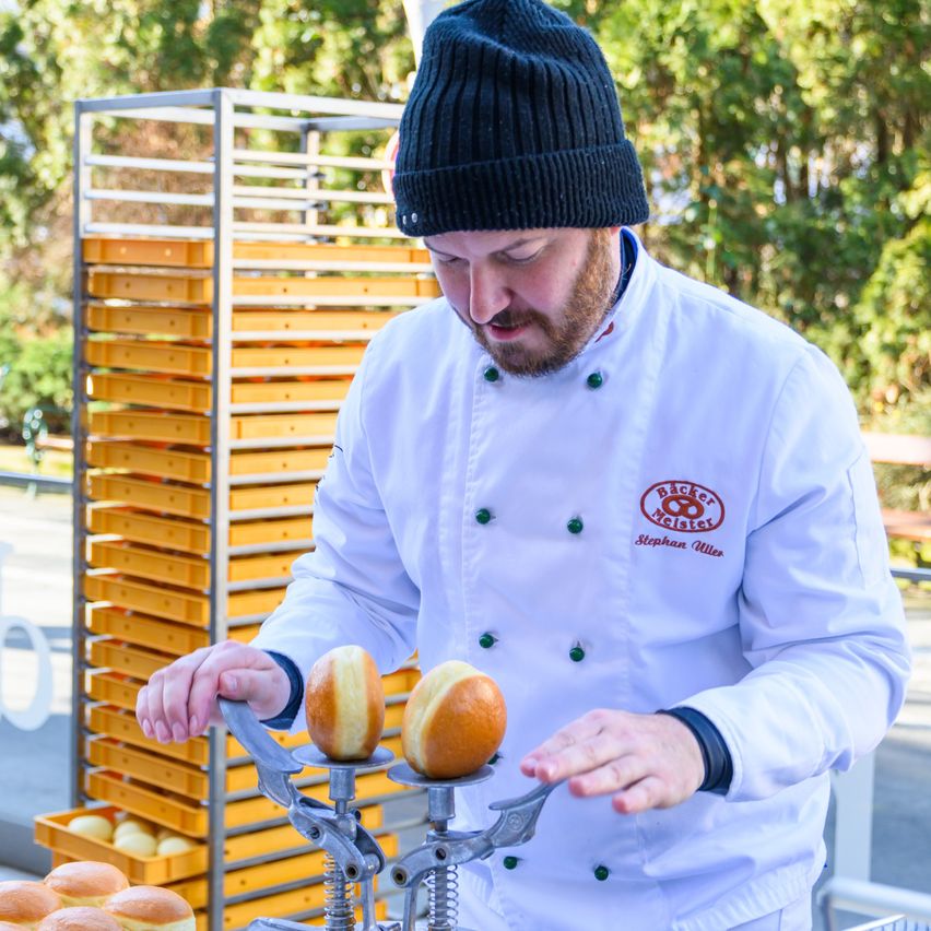 Bild enthält, Adult, Male, Man, Person, Face, Head, Wheel, Car, Bench, Chef