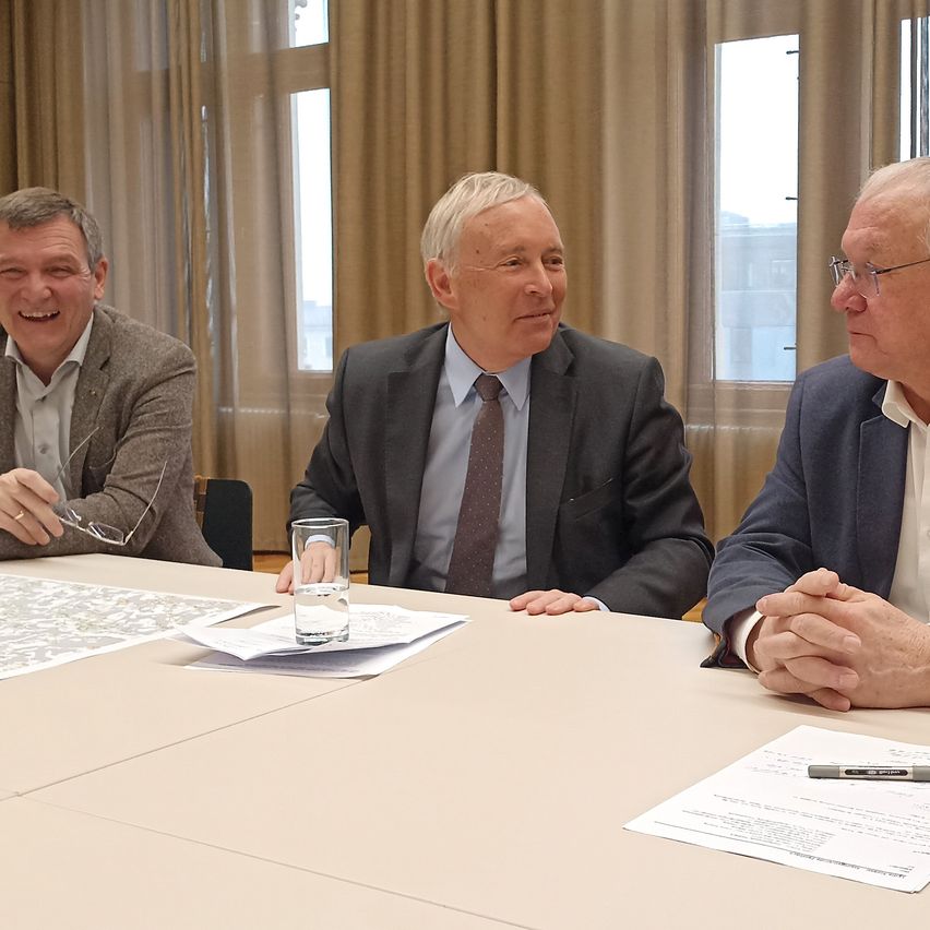 Bild enthält, People, Person, Adult, Male, Man, Tie, Face, Head, Pen, Crowd