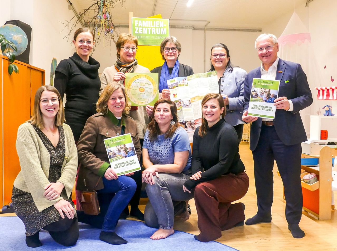 Bild enthält, Pants, Adult, Female, Person, Woman, Groupshot, Male, Man, People, Face