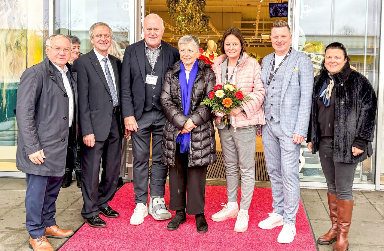 Bild enthält, Groupshot, Person, Flower Arrangement, Flower Bouquet, Coat, Adult, Bride, Female, Woman, Man