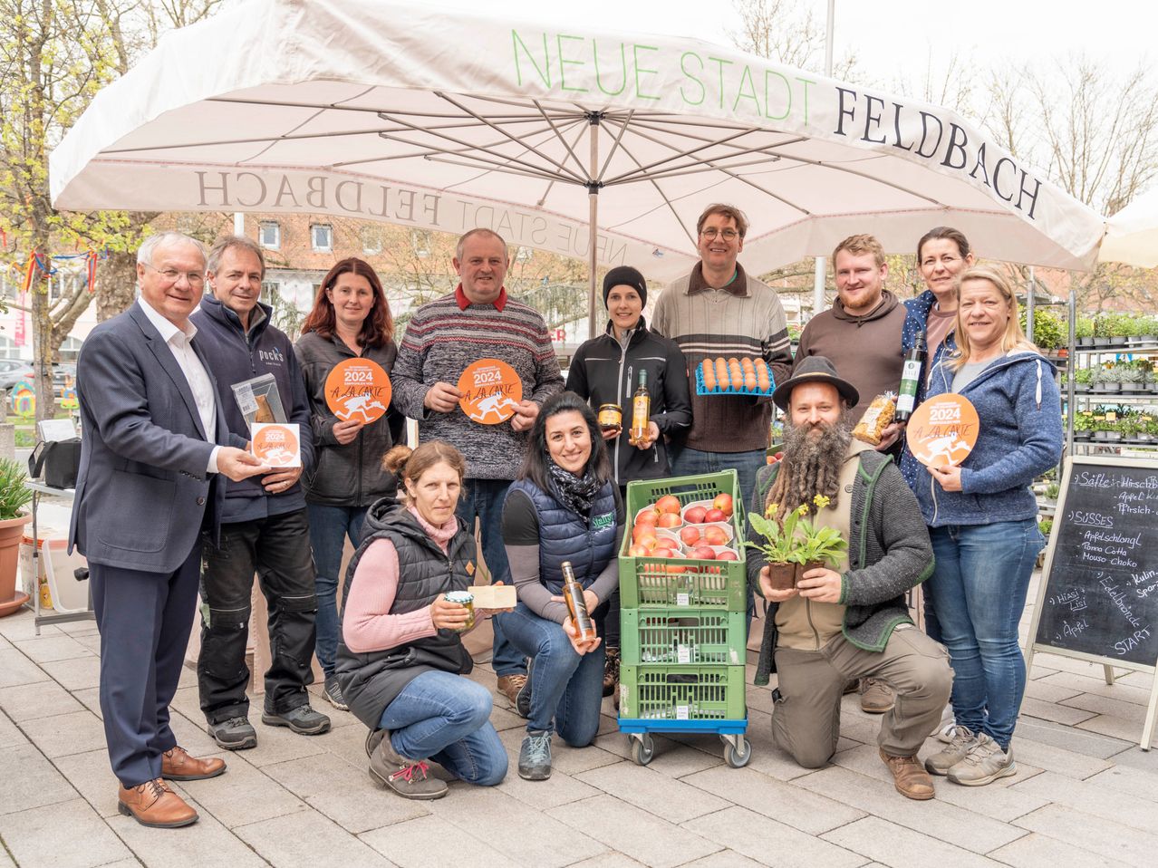 Bild enthält, Pants, People, Person, Adult, Female, Woman, Jeans, Groupshot, Male, Man