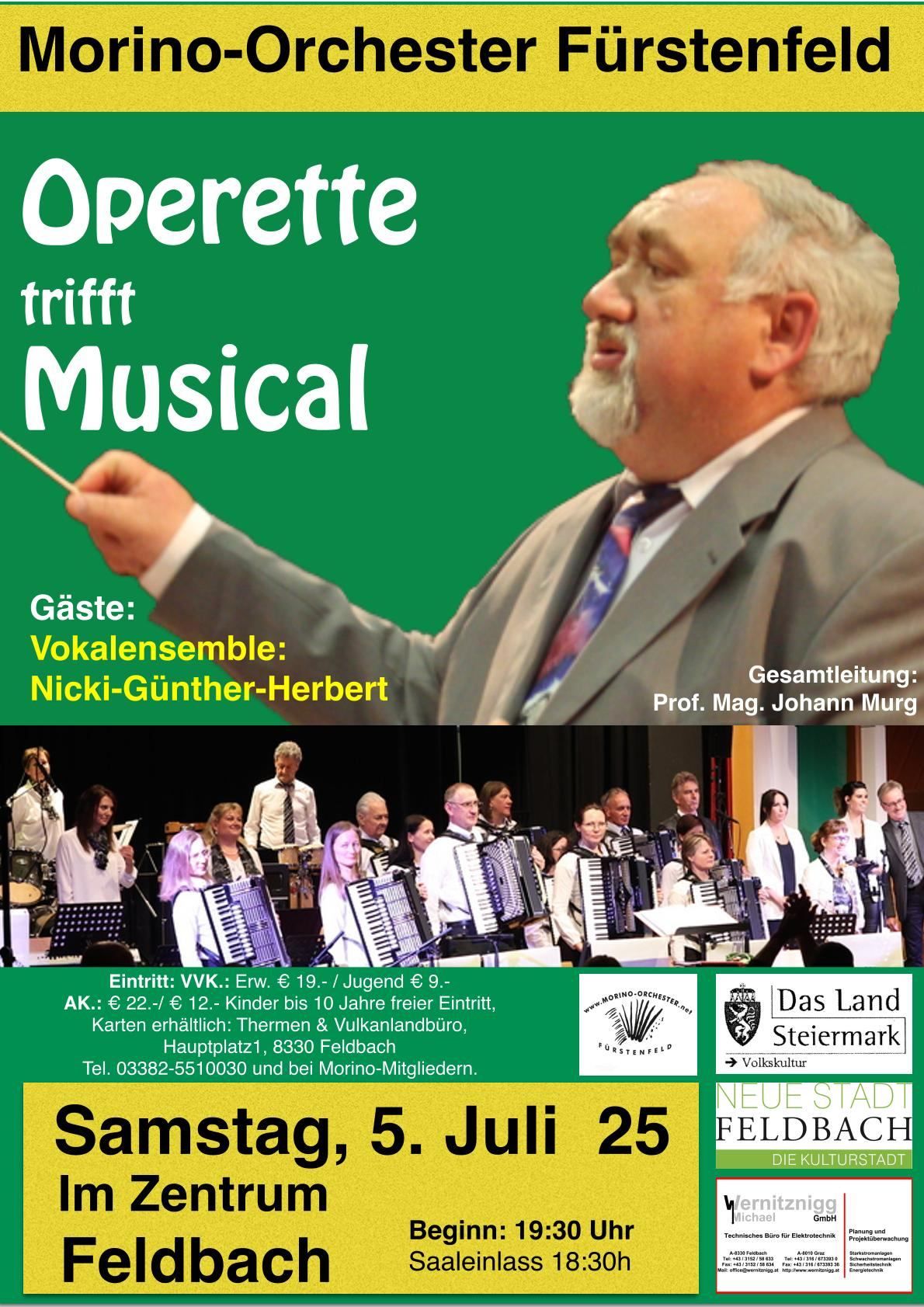 Plakat für eine Veranstaltung mit einem Mann, der ein Orchester dirigiert. Unten spielt eine Gruppe von Musikern verschiedene Instrumente. Der Text enthält Details über das Gastensemble, den Dirigenten und die Ticketpreise.
