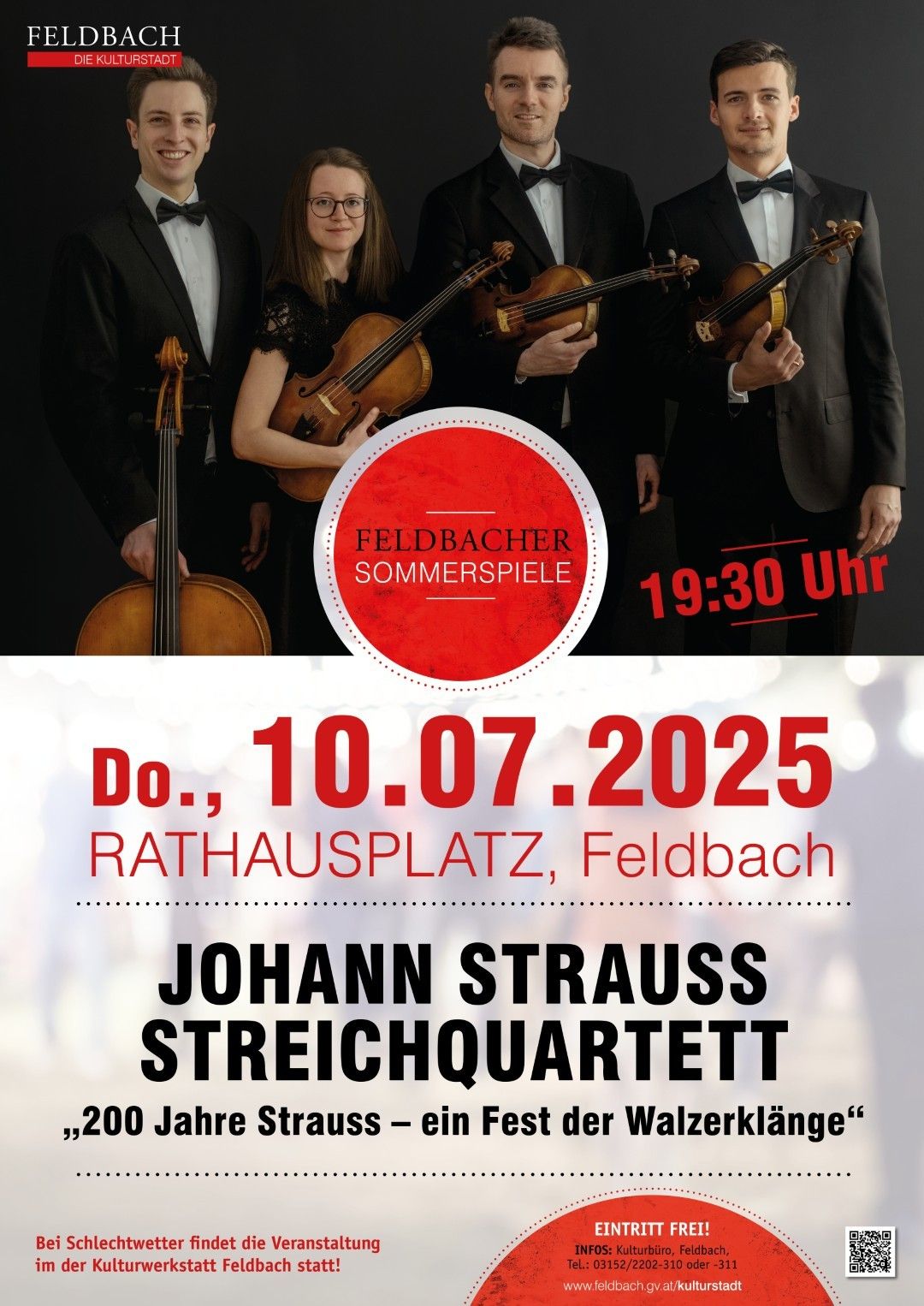 Ein Werbeplakat für die Feldbacher Sommerspiele mit einem Streichquartett in formeller Kleidung, das Violinen spielt. Die Veranstaltung findet am 10.07.2025 am Rathausplatz in Feldbach statt. Die Künstler sind Johann Strauss Streichquartett.