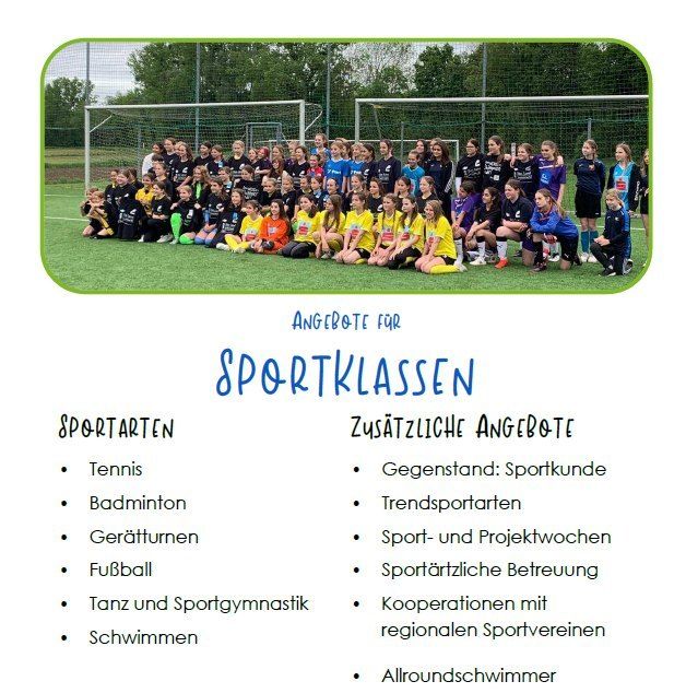 Ein Poster für Sportklassen zeigt eine Gruppe von Kindern in Sportuniformen, die für ein Foto auf einem Feld posieren, mit einem Fußballtor im Hintergrund. Angebotene Sportarten sind Tennis, Badminton und Schwimmen.