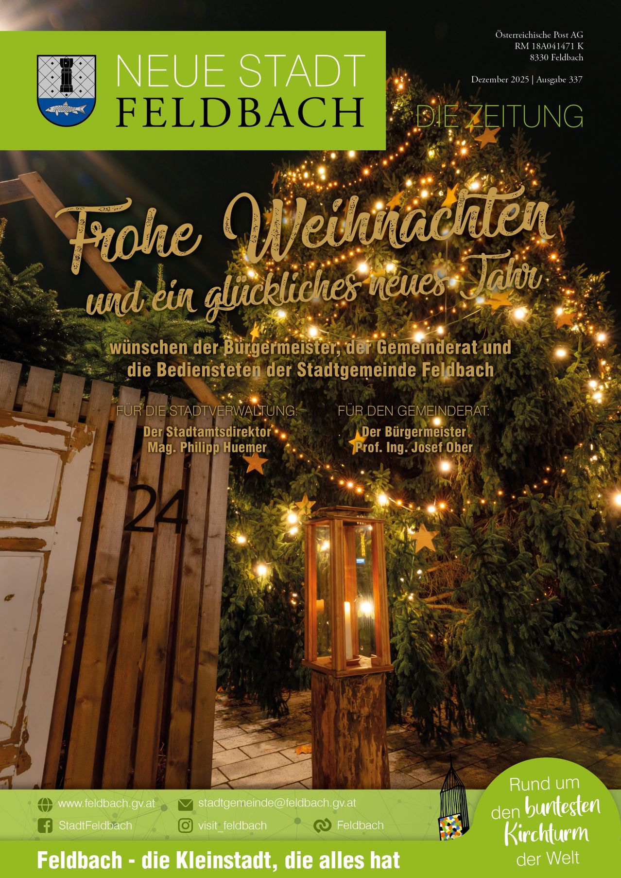 Ein beleuchteter Weihnachtsbaum ist abgebildet. Die Botschaft lautet 'Frohe Weihnachten und ein gluckliches neues Jahr,' was auf Englisch 'Merry Christmas and a happy new year' bedeutet. Es ist unterzeichnet von dem Bürgermeister, dem Stadtrat und den Stadtbediensteten von Feldbach.