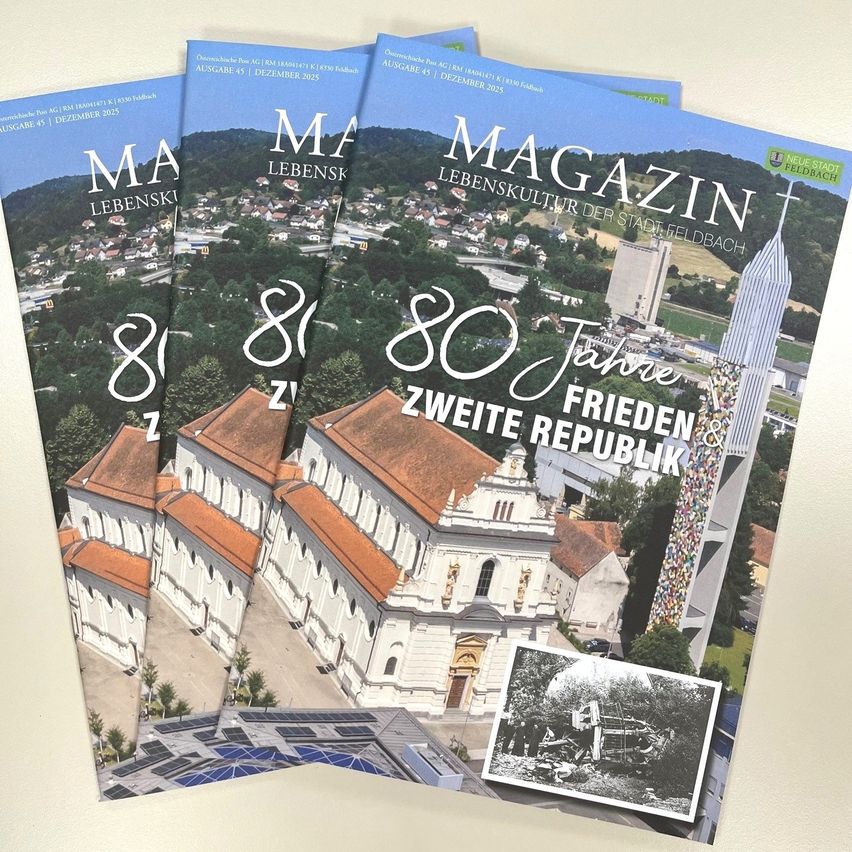 Drei Zeitschriften mit Titelbildern, die eine Luftaufnahme einer Stadt zeigen und eine Kirche, Bäume und Häuser darstellen. Die Zeitschriften sind mit 'MA LEBENSKI' und 'MAGAZIN LEBENSKULTUR DER STADT FELDHACH' betitelt, wobei die Jahre '80' und '81' hervorgehoben sind.
