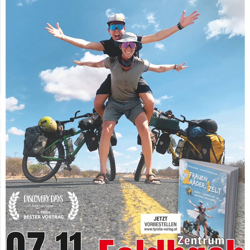 Zwei Personen fahren auf einer Straße mit Fahrrädern, tragen Rucksäcke und tragen Helme. Ein Buch mit dem Titel 'Fraun Rader' ist im Vordergrund. Der Plakat wirbt für eine Veranstaltung am 7. November.