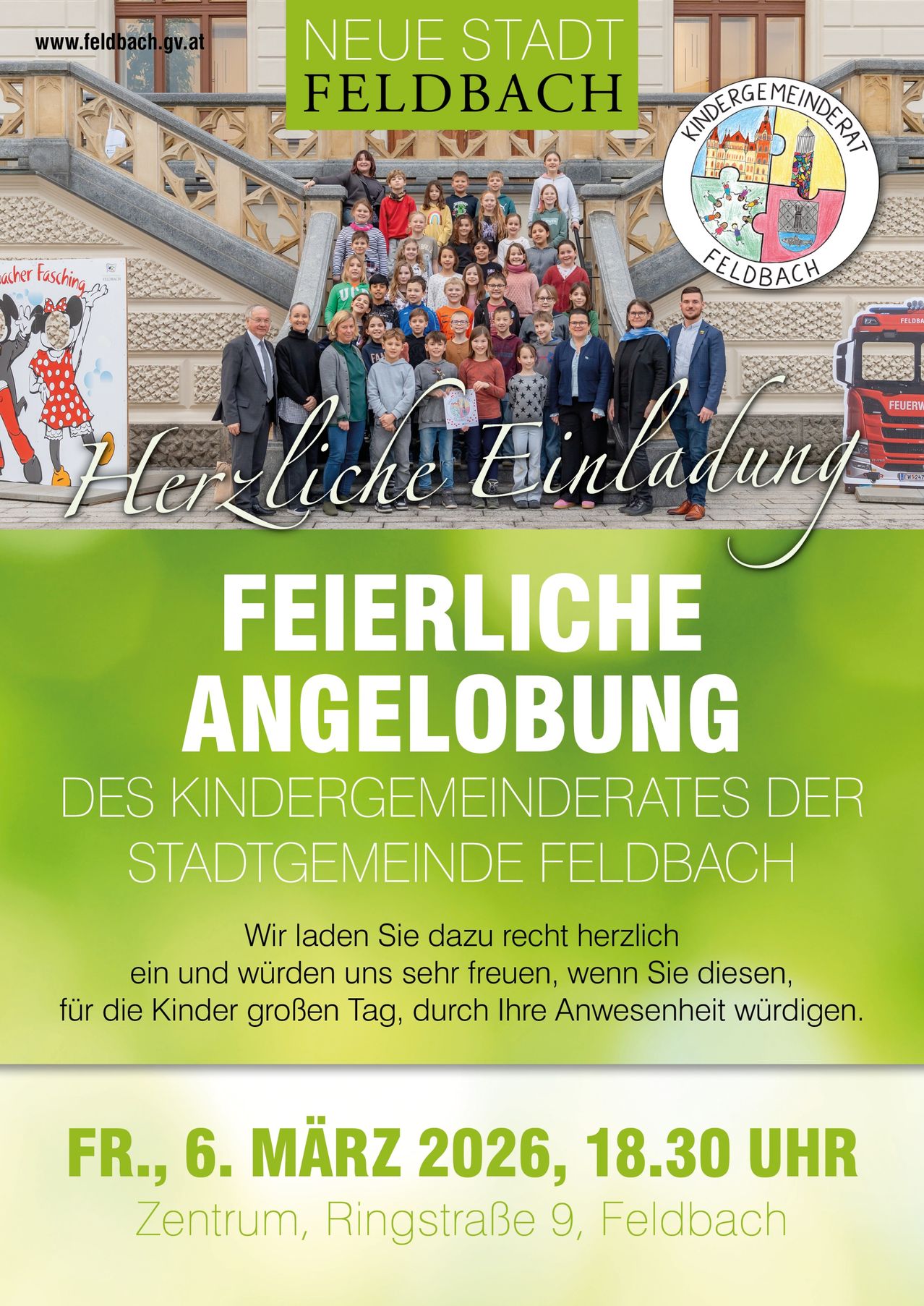 Eine Einladung zur festlichen Engelsegnungsfeier der Kindergemeinde Feldbach. Viele Erwachsene und Kinder posieren für ein Foto vor einem Gebäude.