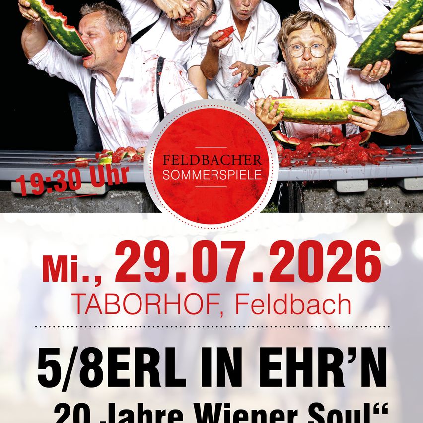 Ein Plakat für Feldbacher Sommerspiele mit vier Männern, die Wassermelonen essen, einem roten Kreis in der Mitte und Text auf Deutsch.