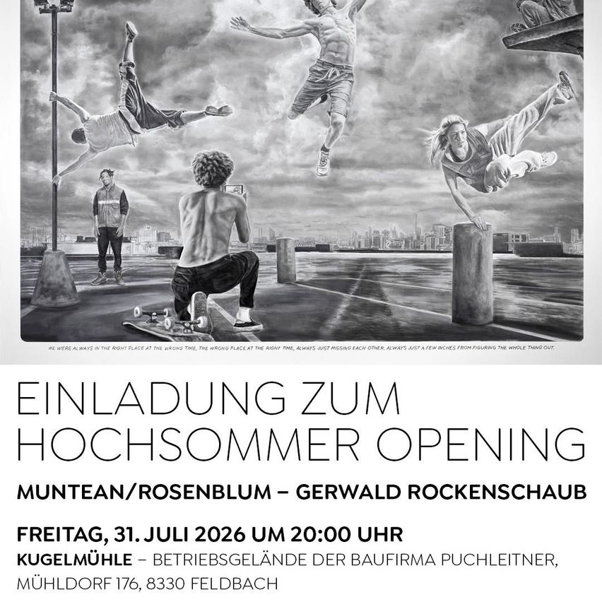 Ein schwarz-weißes Bild zeigt mehrere Personen, die verschiedene Stunts und Tricks ausführen, darunter ein Skateboarder, eine Person, die einen Handstand an einem Pfosten macht, und andere in der Luft. Die Szenerie ist vor einem urbanen Hintergrund mit Gebäuden und einem bewölkten Himmel angesiedelt. Unter dem Bild befindet sich Text auf Deutsch, der eine Veranstaltung mit dem Titel 'Einladung zum Hochsommer Opening' ankündigt.