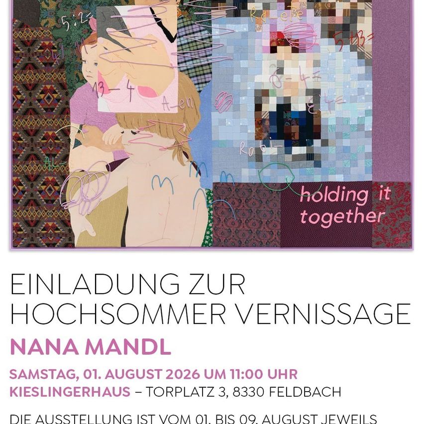 Ein Einladungsposter für eine Sommerausstellung mit Werken von Nana Mandl. Das Poster zeigt eine Collage aus abstrakter Kunst, einer Mutter und einem Kind sowie Ausstellungsdetails.