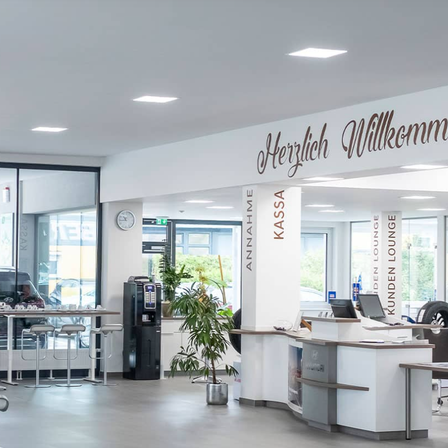 Bild enthält, Car, Car Dealership, Vehicle, Indoors, Furniture