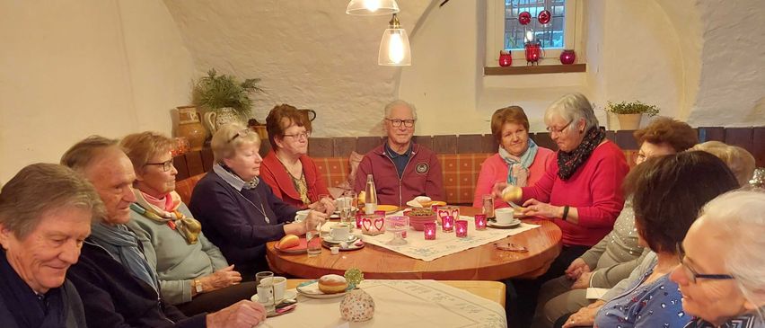 Bild enthält, Dining Room, Dining Table, Table, People, Person, Adult, Female, Woman, Male, Man