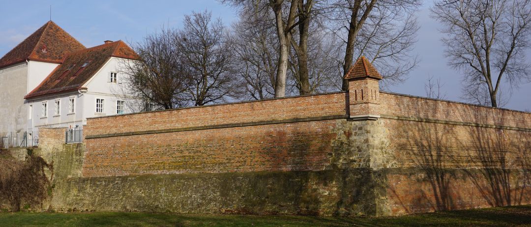 Bild enthält, Architecture, Building, Castle, Fortress, Housing, House, Roof