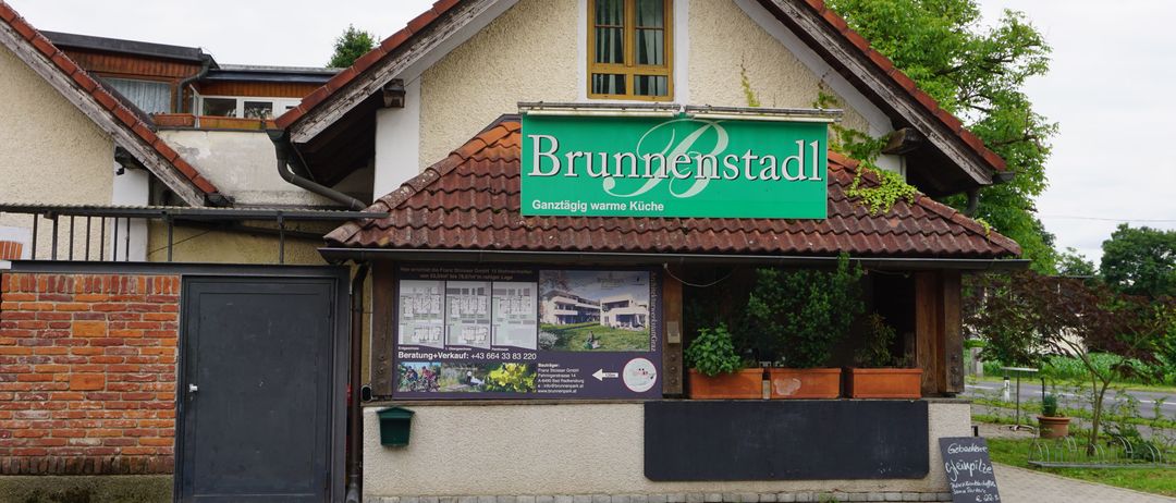 Bild enthält, Architecture, Building, House, Housing, Roof, Door, Outdoors, Shelter, Neighborhood, Path