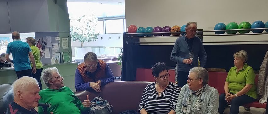 Bild enthält, Couch, Furniture, Indoors, Adult, Male, Man, Person, Restaurant, Living Room, People