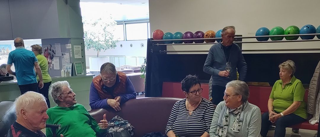 Bild enthält, Couch, Furniture, Indoors, Adult, Male, Man, Person, Restaurant, Living Room, People