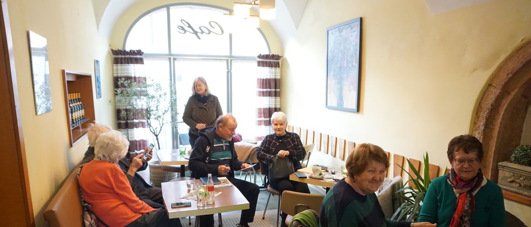 Bild enthält, Restaurant, Cafe, Food Court, Cafeteria, Dining Room, Dining Table, Adult, Female, Person, Woman