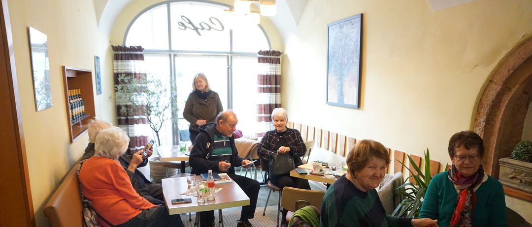 Bild enthält, Restaurant, Cafe, Food Court, Cafeteria, Dining Room, Dining Table, Adult, Female, Person, Woman