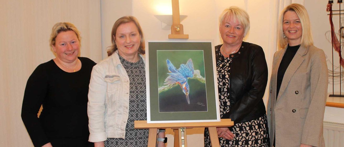 Bild enthält, Coat, Jacket, Blazer, Blouse, Photography, Pants, Person, Portrait, Adult, Woman