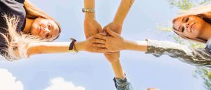Bild enthält, Body Part, Hand, Person, People, Adult, Female, Woman, Face, Head, Holding Hands