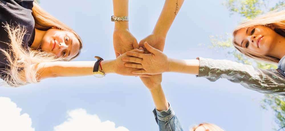 Bild enthält, Body Part, Hand, Person, People, Adult, Female, Woman, Face, Head, Holding Hands