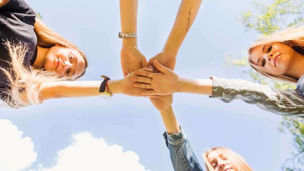 Bild enthält, Body Part, Hand, Person, People, Adult, Female, Woman, Face, Head, Holding Hands