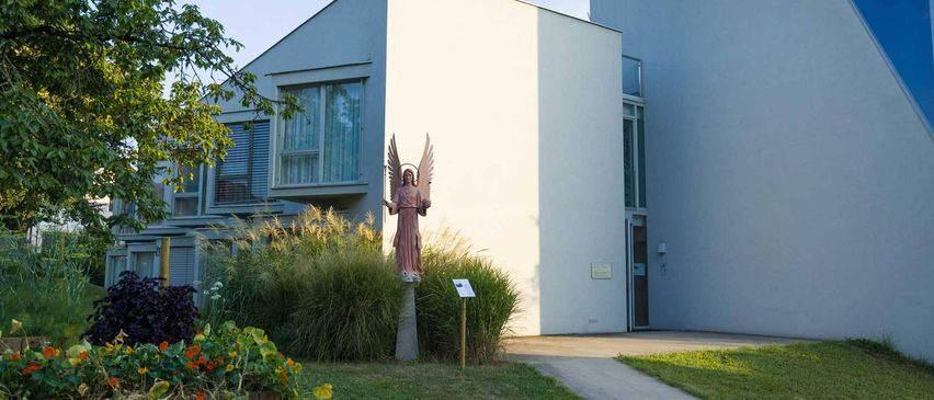 Bild enthält, Grass, Villa, Shelter, Neighborhood, City, Planter, Potted Plant, Lawn, Herbal, Vegetation