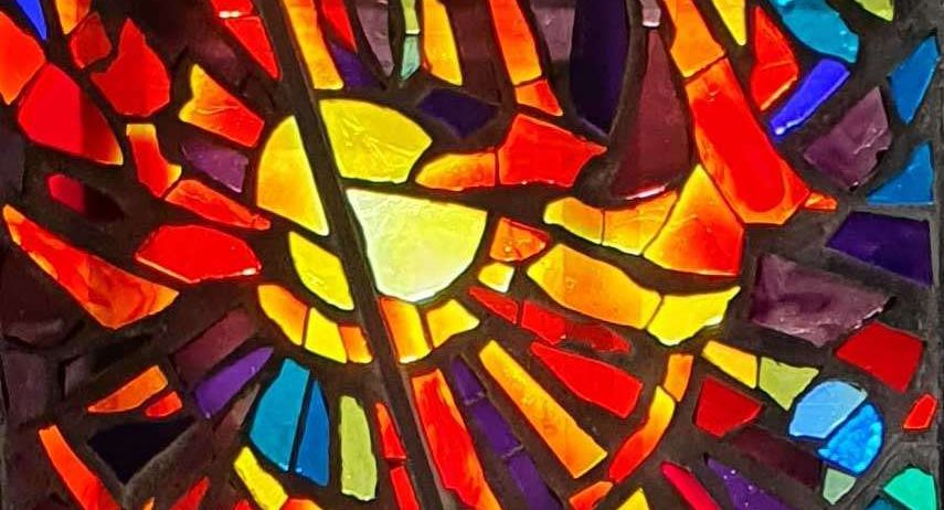 Ein Mosaik-Sonnenaufgangsdesign mit leuchtenden roten, gelben, blauen und lila Farben. Das Mosaikmuster ist komplex und hat einen schwarzen Hintergrund.