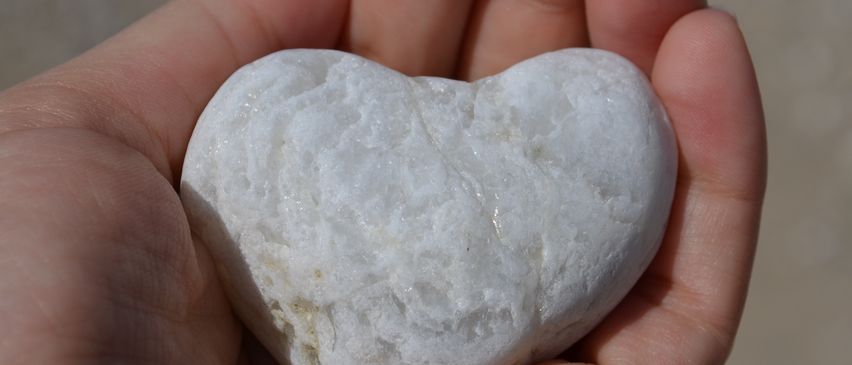 Bild enthält, Body Part, Finger, Hand, Person, Egg, Food, Baby, Symbol