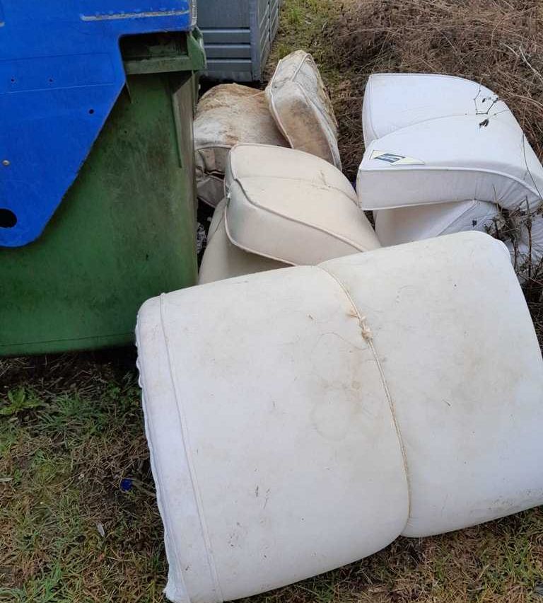 Bild enthält, Furniture, Chair, Armchair, Transportation, Vehicle, Couch