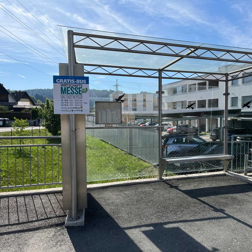 Bild enthält, Bus Stop, Outdoors, Car, Vehicle, Person, Gate, Bird