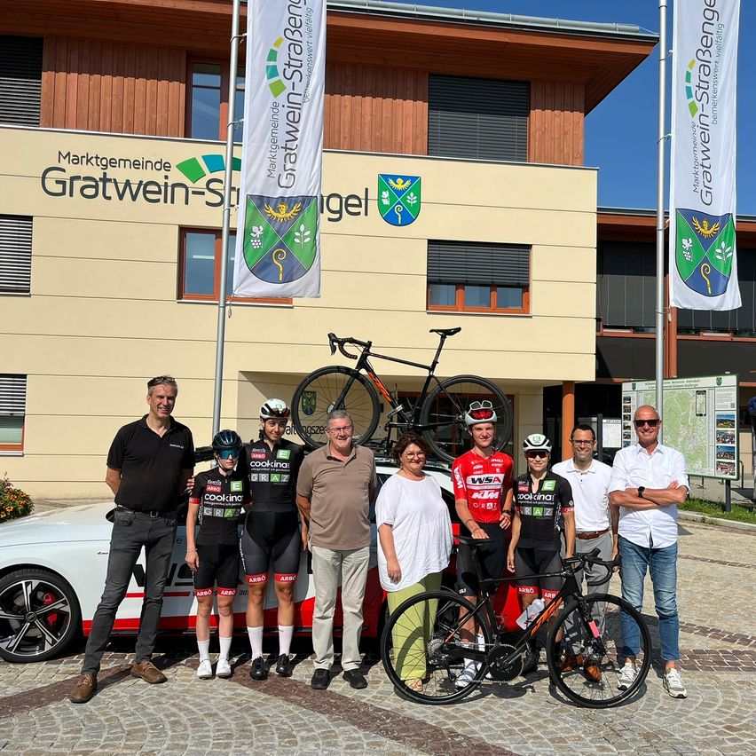 Bild enthält, People, Person, Adult, Male, Man, Bicycle, Wheel, Jeans, Helmet, Urban