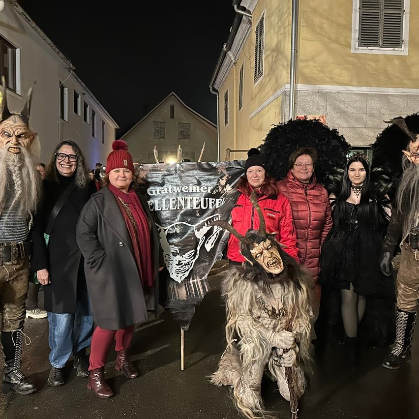 Bild enthält, Adult, Female, Person, Woman, Coat, Glove, Festival, Shoe, Face, Halloween