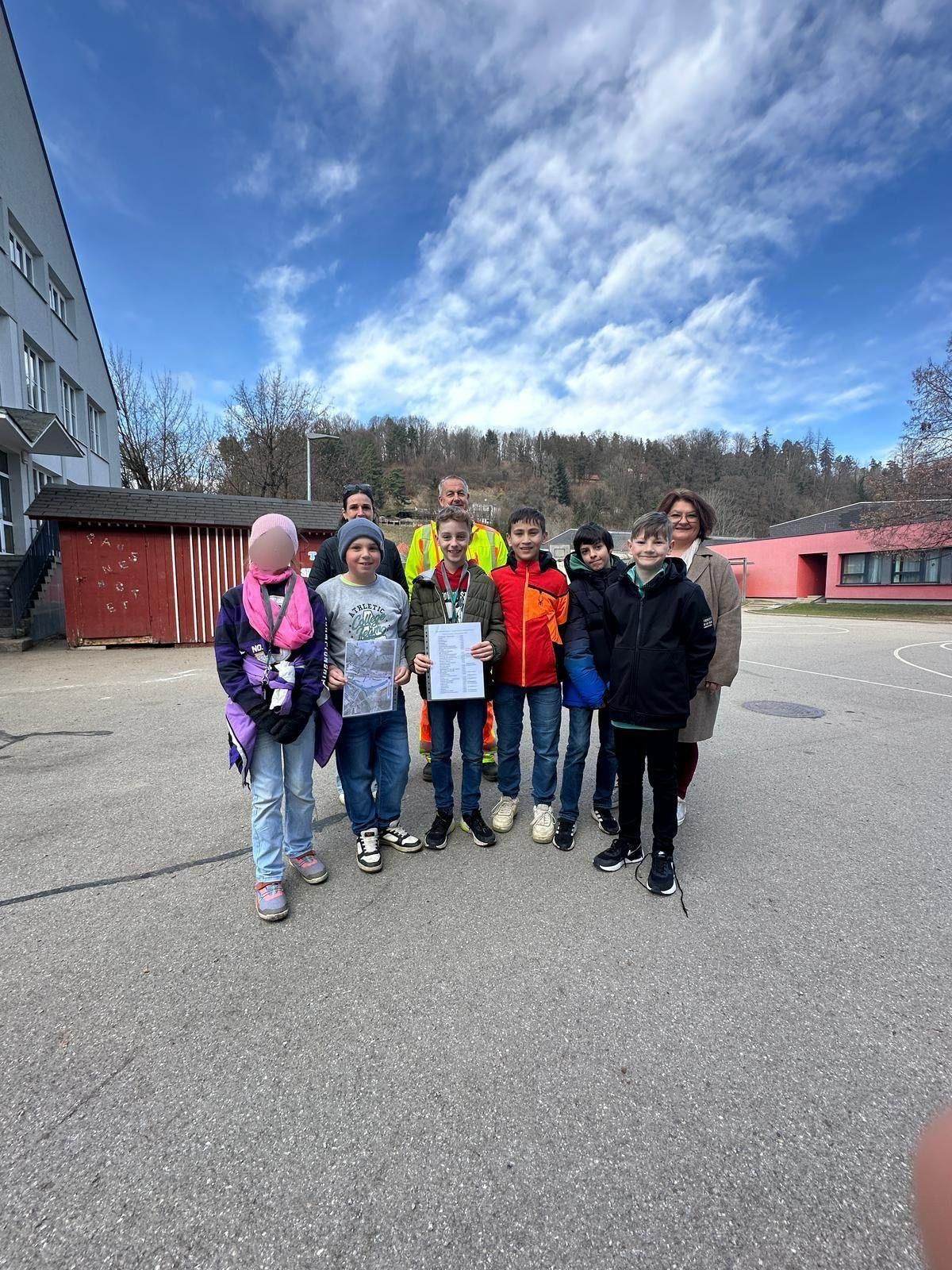 Bild enthält, People, Person, Boy, Male, Teen, Coat, Jeans, College, Shoe, Jacket