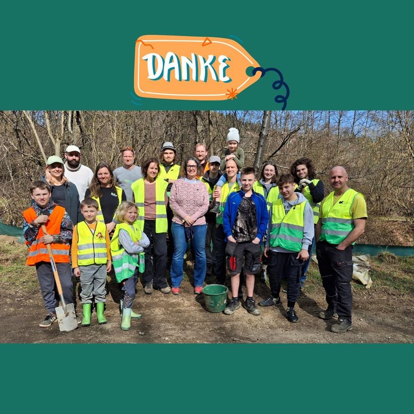 Bild enthält, People, Person, Vegetation, Vest, Lifejacket, Woodland, Coat, Adult, Female, Woman