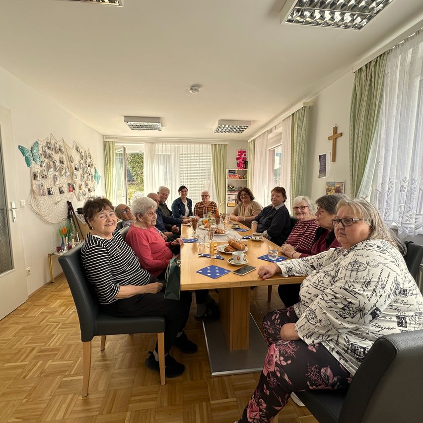 Bild enthält, Dining Room, Dining Table, Indoors, People, Person, Adult, Female, Woman, Restaurant, Glasses