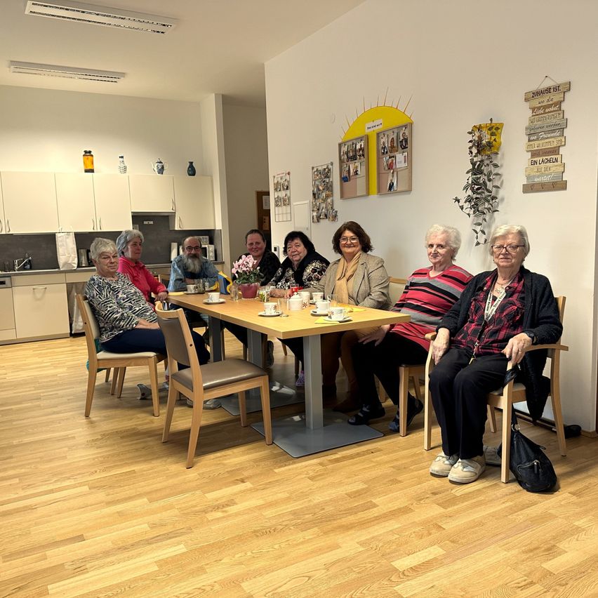 Bild enthält, Dining Room, Dining Table, Table, Adult, Female, Person, Woman, Wood, Floor, Man