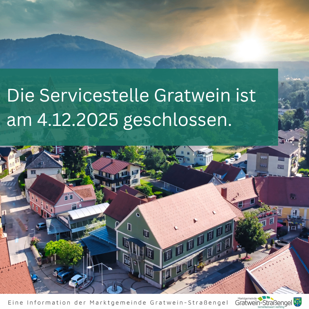 Ein Luftbild der Stadt Gratwein mit einem grünen Banner, das besagt, dass 'Die Servicestelle Gratwein am 4.12.2025 geschlossen ist.' Im Hintergrund befinden sich Häuser, Autos und ein Berg.